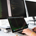 デジタルサイネージって何！？現場での情報共有ツールの活用法について！